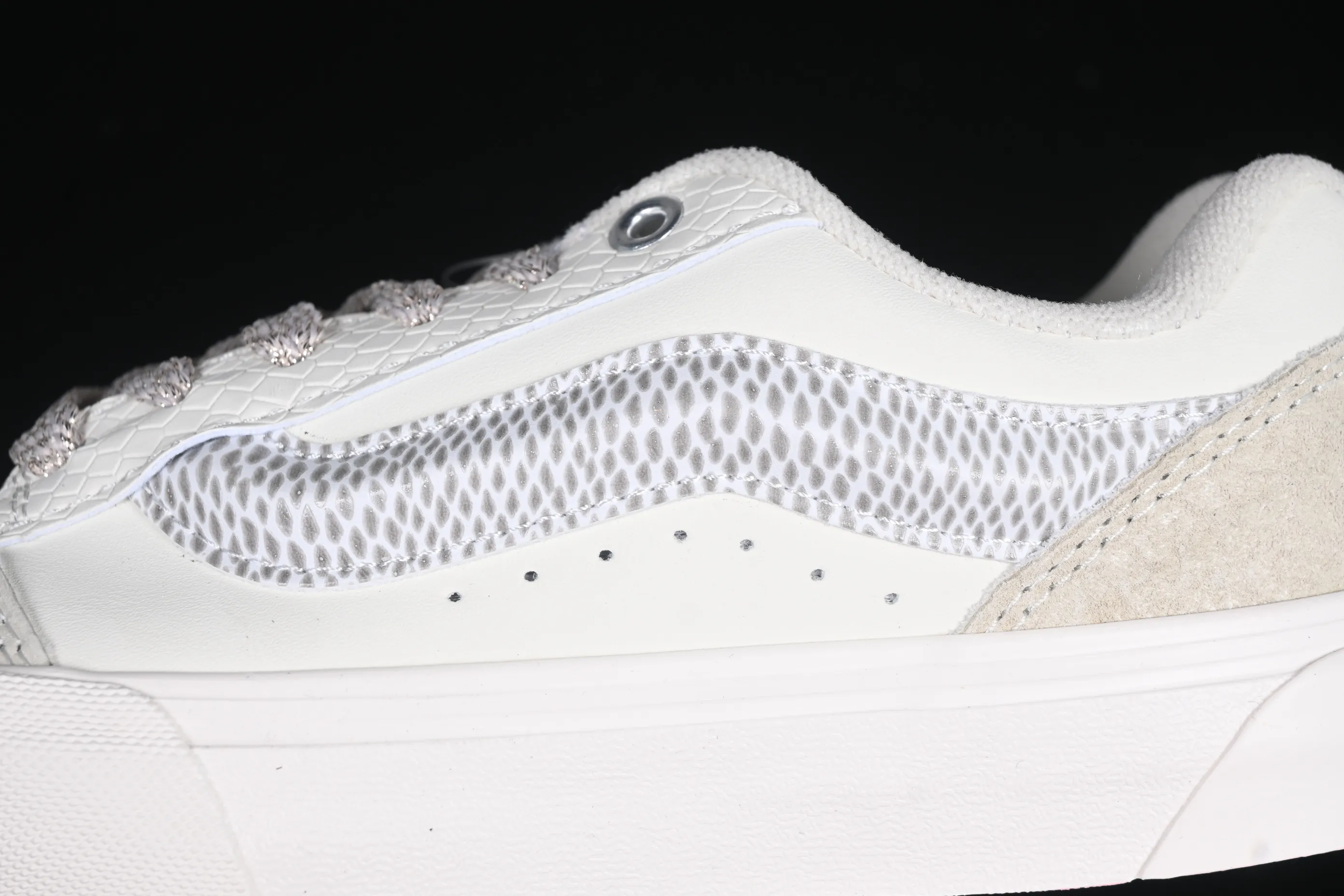 All categories Vans Vans series Vans Low Vans low-top Vans Classics Knu Skool Vr3 Vans official Year of the Snake limited bread shoes VN0009QCSNK